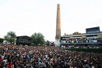 Sold out Arena bei Licht